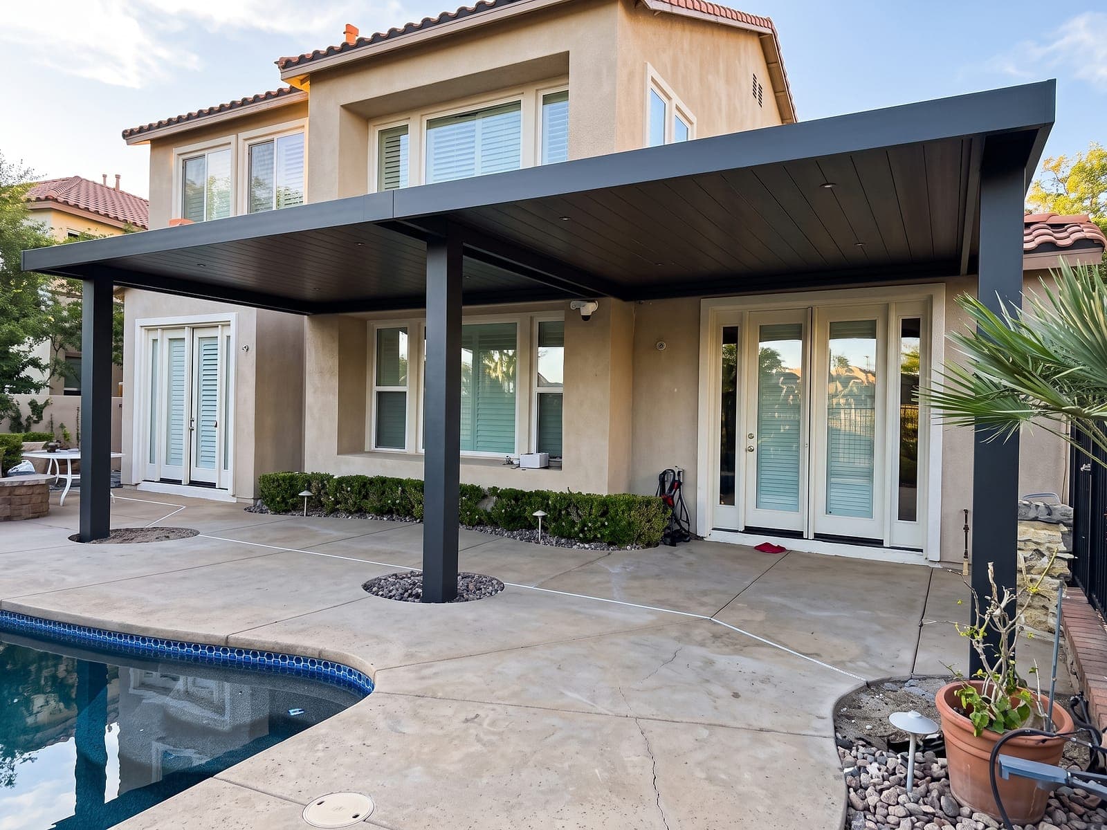 Attached patio cover with Espresso VEER-Smooth panels along the back of a house