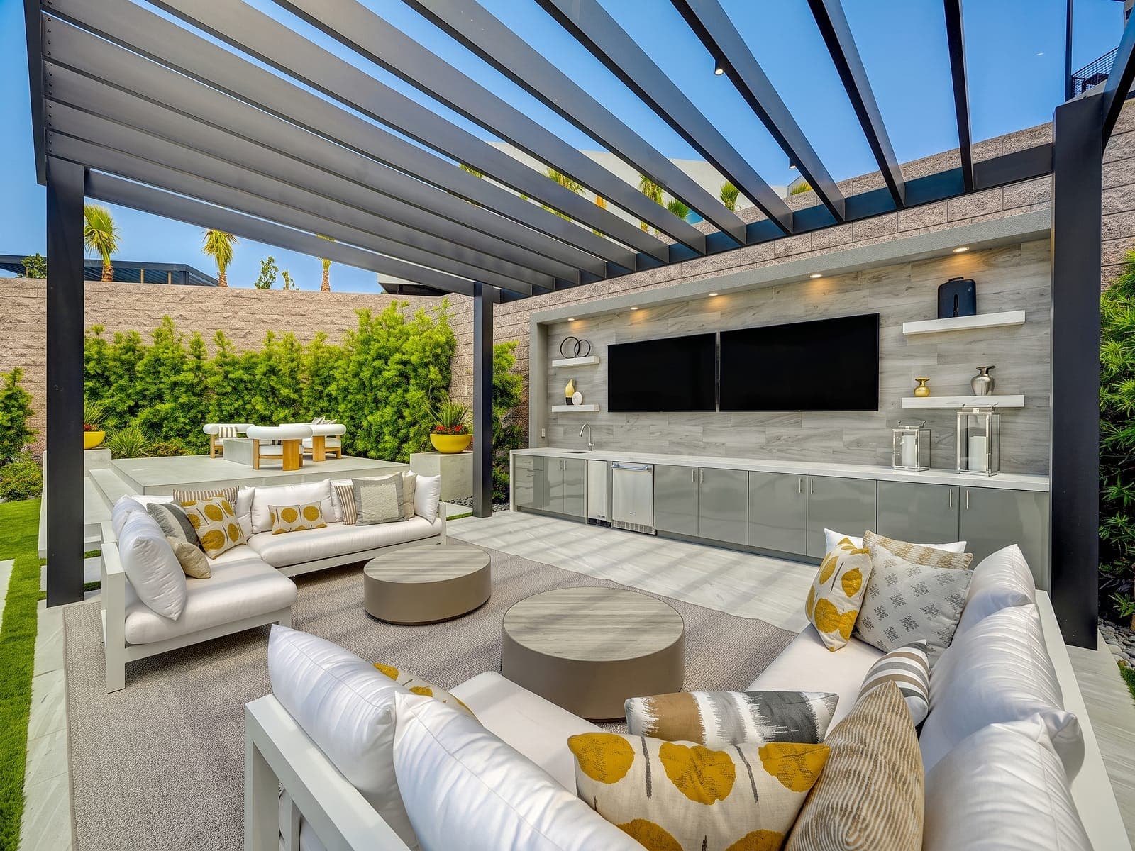 Freestanding pergola with beams on top over an outdoor lounge