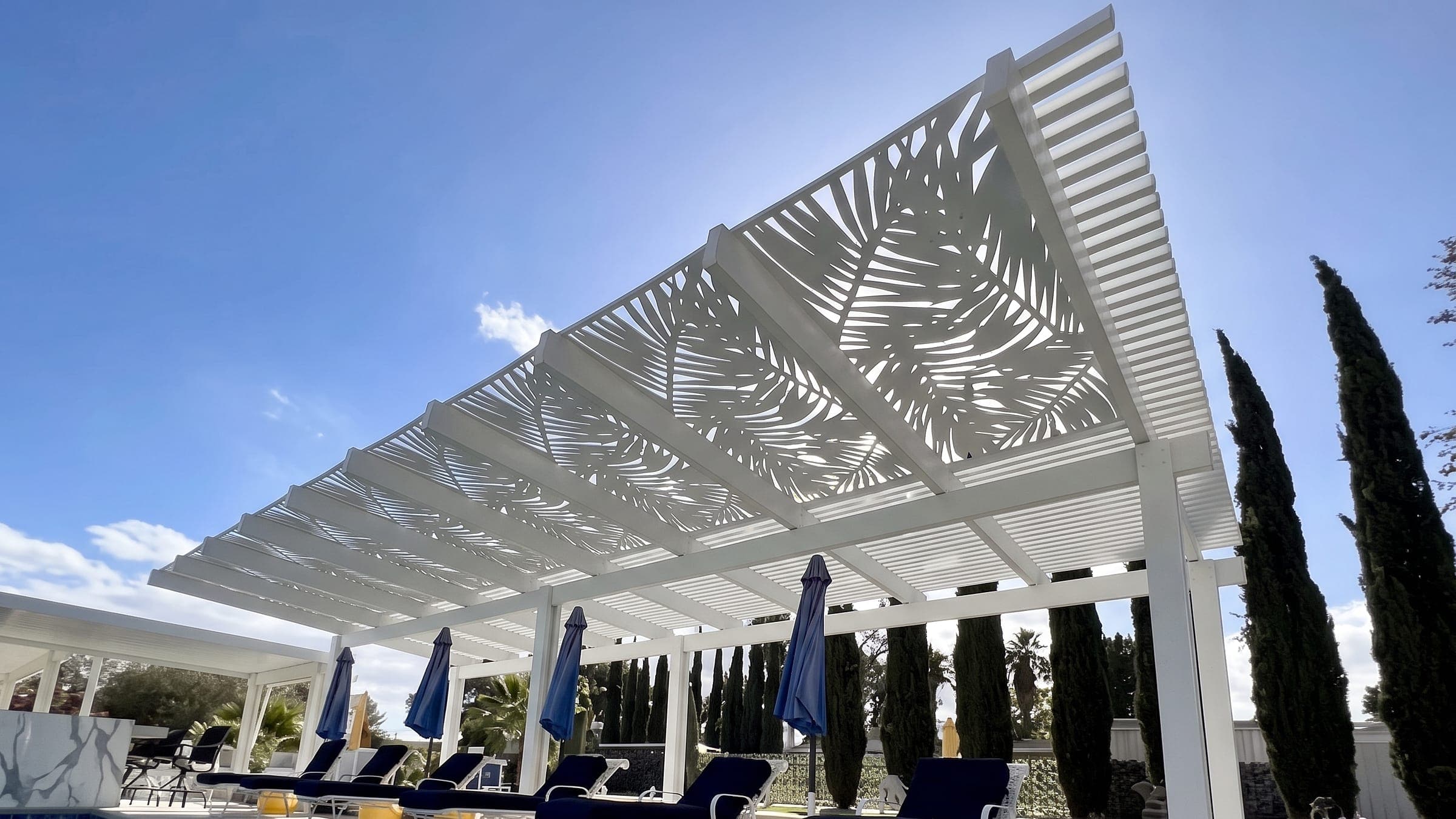Quartz White cantilever with a Palm Jungle Soleil panel roof beside a pool